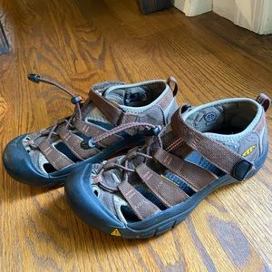 KEEN Sandals Boys size 5!